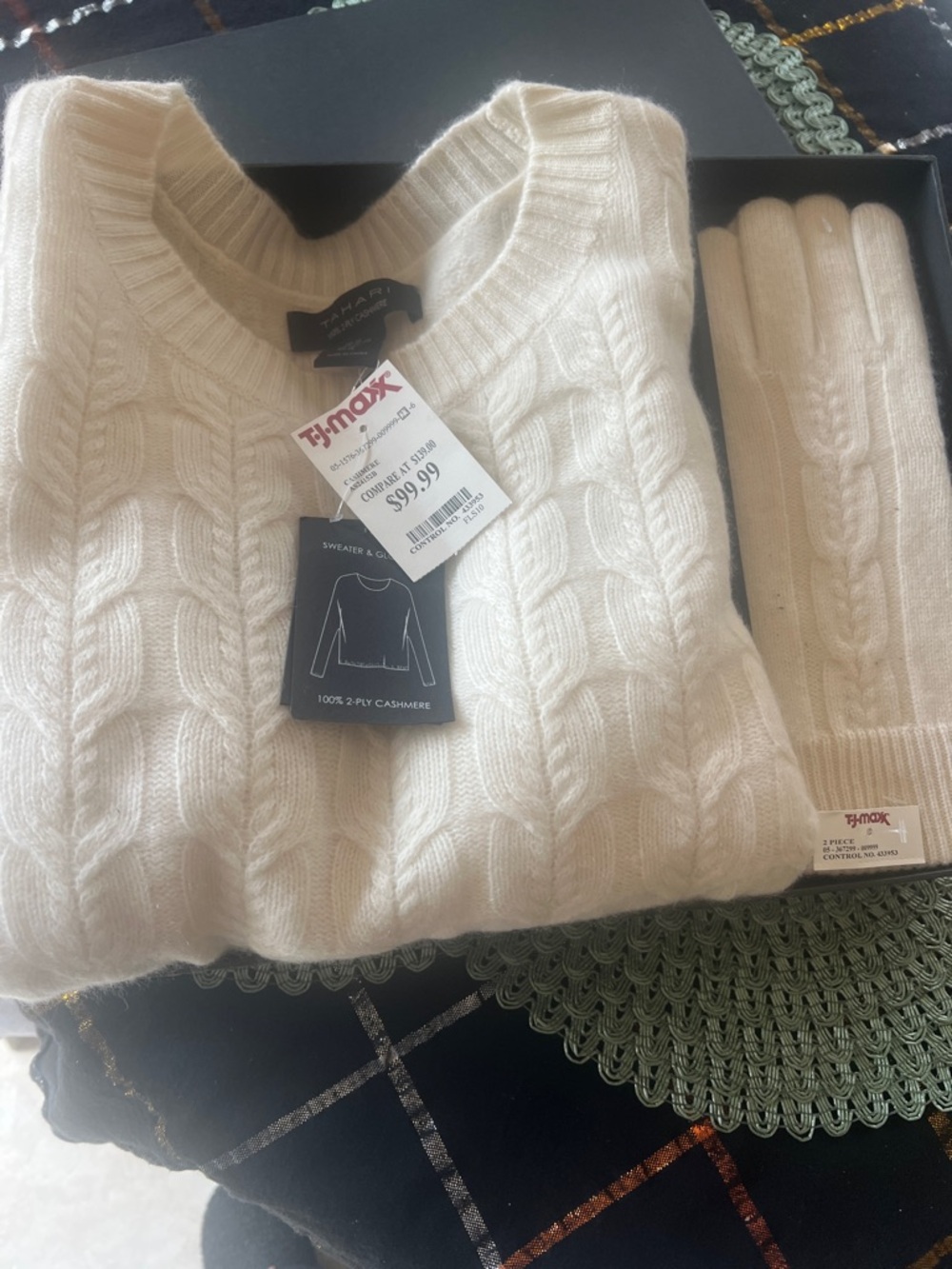 NWT 100%  TAHARI Cream Cable-Knit Crewneck Cashmere Sweater with Glove box set. - Picture 2 of 8